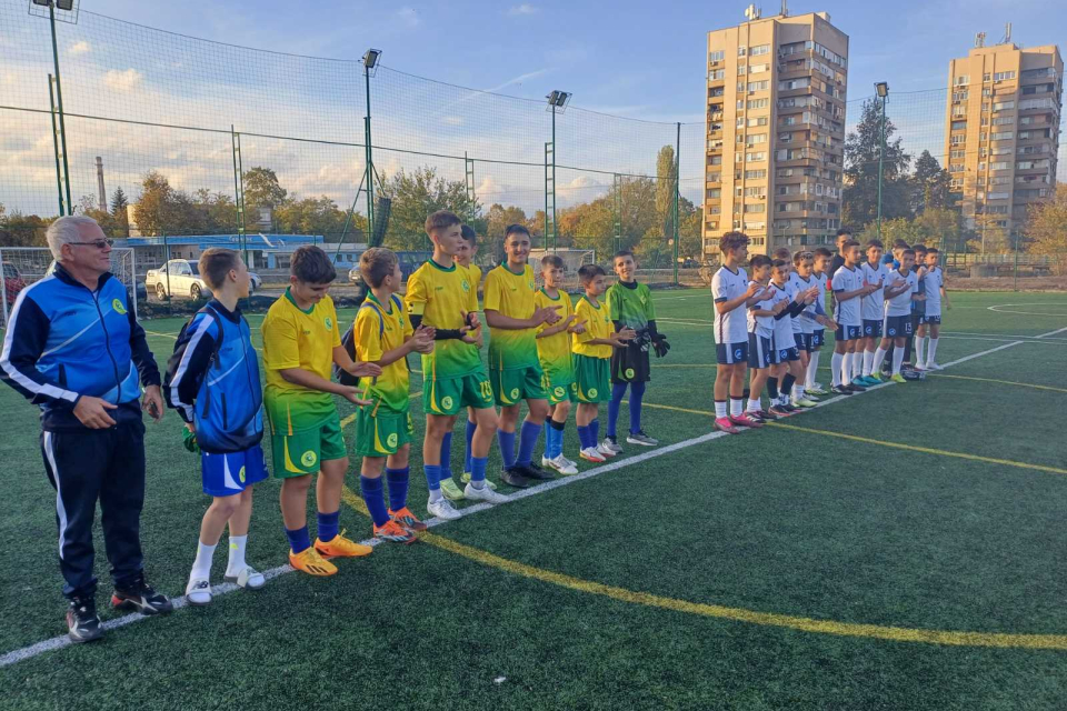 Призът за първото място в ученическите игри по футбол в община Ямбол през учебната 2022/23 година бе спечелен от Основно училище „Петко Р. Славейков“....